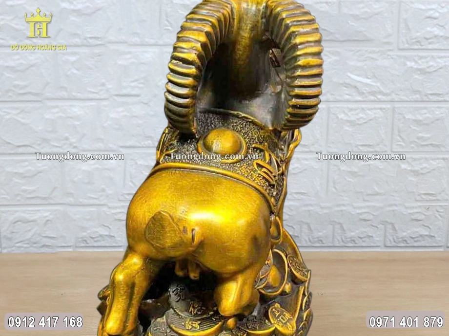 Toàn bộ bề mặt được làm màu uy nghiêm